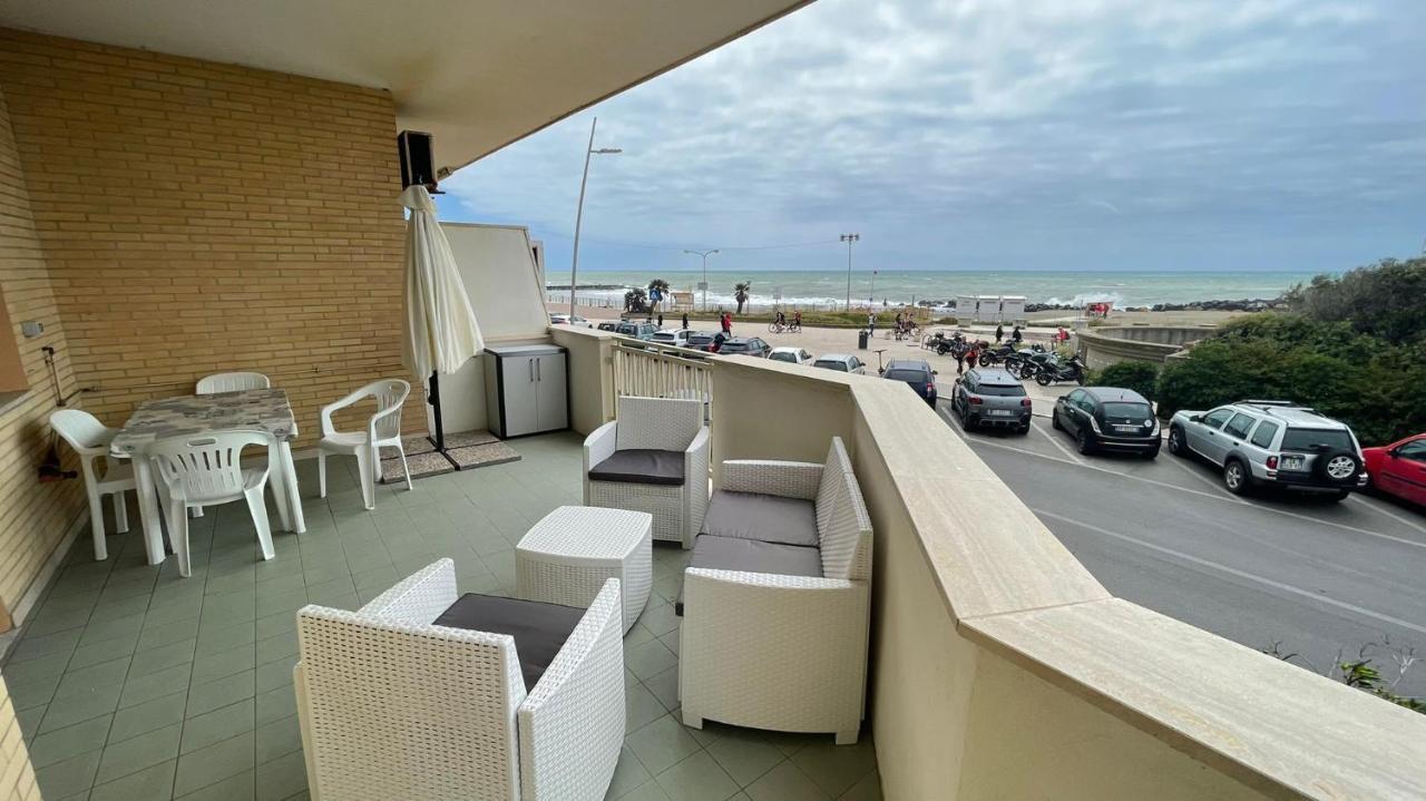 La Terrazza Sul Porto Lido di Ostia Exterior foto